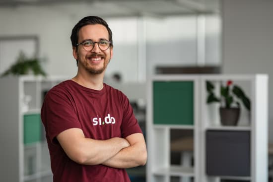 Filip Hric consulting a testing project