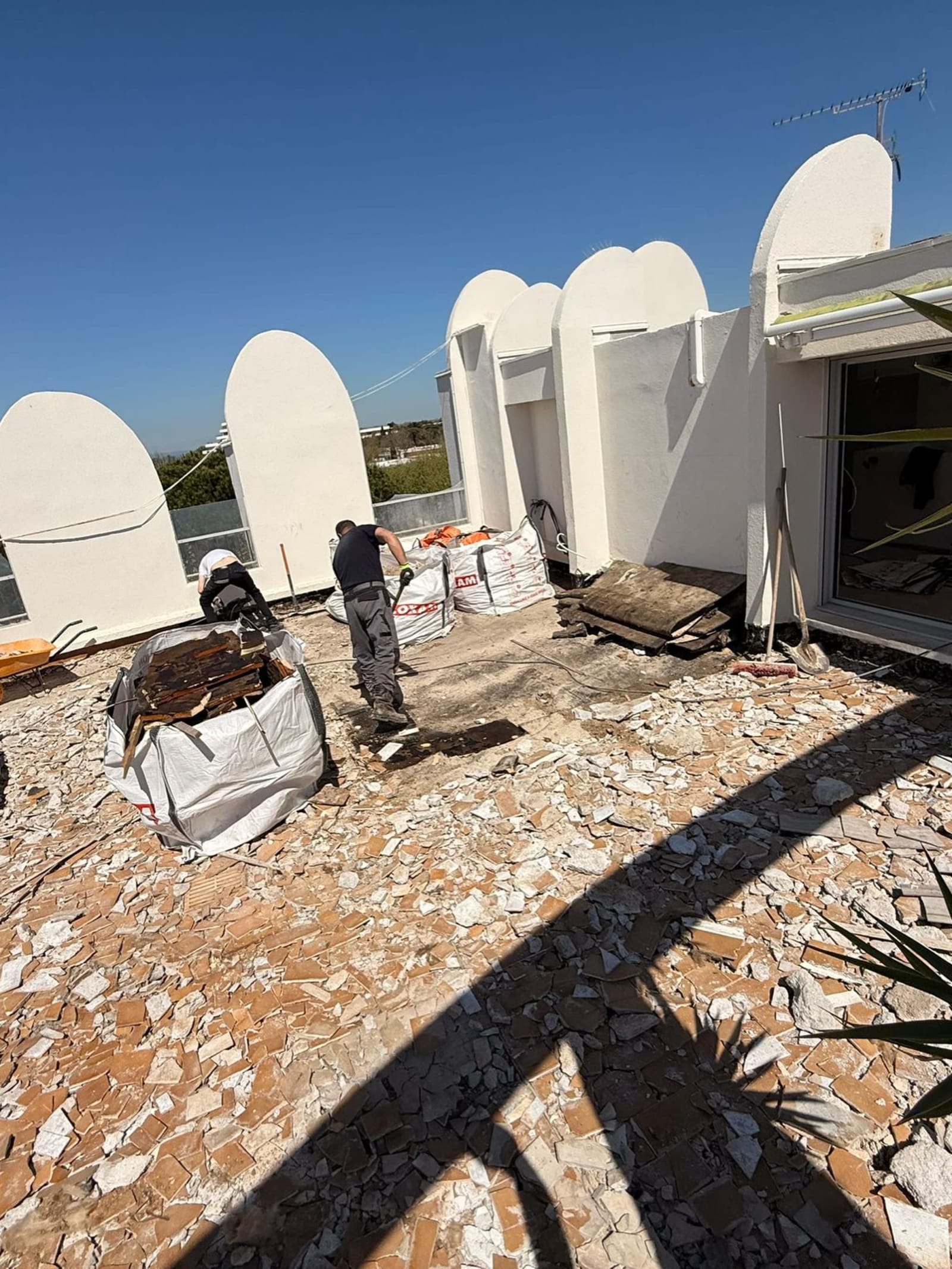 🚧 Démolition d’une terrasse à La Grande-Motte - Photo 3