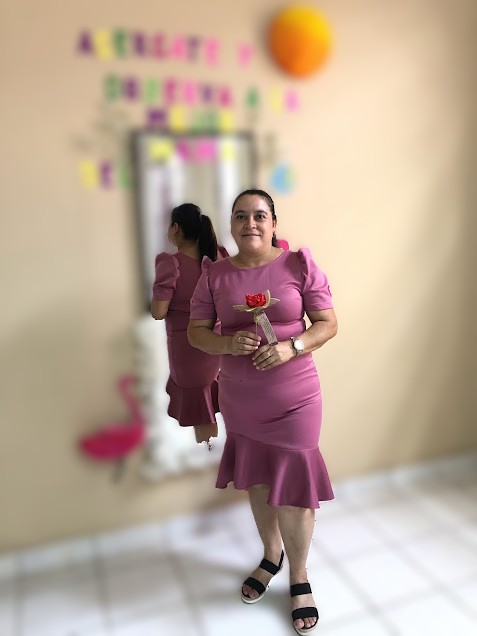 Vestido Clásico con Revuelo