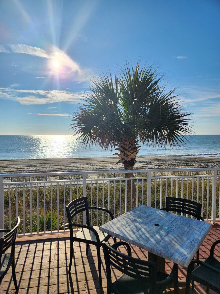 Oceanfront dining near Damon’s Grill in Myrtle Beach South Carolina
