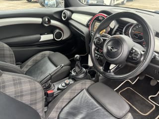 WHITE 2015 MINI COOPER D - Photo 2