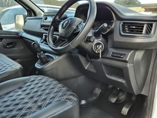 WHITE 2023 RENAULT TRAFIC LL30 START BLUE DCI - Mobile Upload