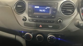 WHITE 2018 HYUNDAI i10  - Photo 10