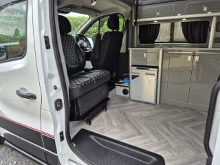 WHITE 2023 RENAULT TRAFIC SL28 B-NESS + BLUE DCI  4  Berth  Camper van - Imaging+