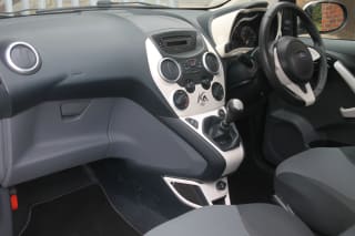 Side profile of the Ford KA Zetec showing its 3-door hatchback design