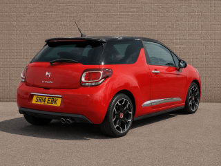 Side profile of the 2014 Citroen DS3 with contrasting roof and privacy glass.