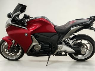 RED 2010 HONDA VFR 1200 FD-A - Photo 2
