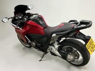 RED 2010 HONDA VFR 1200 FD-A - Photo 3