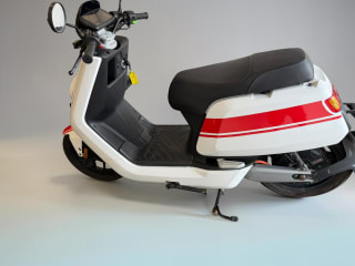 WHITE AND RED 2022 NIU NQi GTS SPORT - Photo 4
