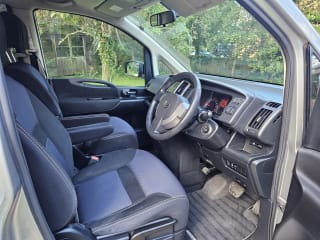 SILVER 2010 NISSAN SERENA - Photo 19