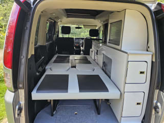 SILVER 2010 NISSAN SERENA - Photo 27