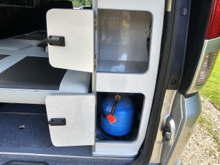 SILVER 2010 NISSAN SERENA - Photo 31