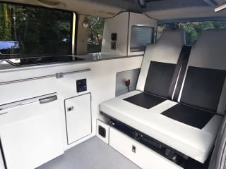 SILVER 2010 NISSAN SERENA - Photo 23