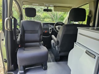 SILVER 2010 NISSAN SERENA - Photo 22