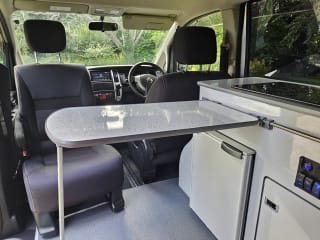SILVER 2010 NISSAN SERENA - Photo 26