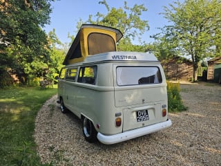 Side profile of the 1969 Volkswagen Transporter T2 highlighting pop-top roof