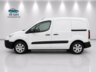 Side profile of the Peugeot Partner van with side loading door