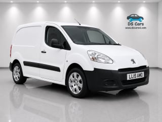 Front view of the 2015 Peugeot Partner van in White