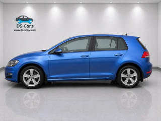 Side profile of the Volkswagen Golf Match Edition in Blue