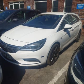 WHITE 2017 VAUXHALL ASTRA DESIGN CDTI S/S - Photo 4