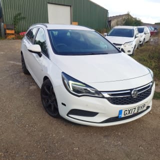 WHITE 2017 VAUXHALL ASTRA DESIGN CDTI S/S - Photo 16