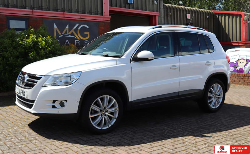 WHITE 2011 VOLKSWAGEN TIGUAN MATCH TDI 4MOT S-A