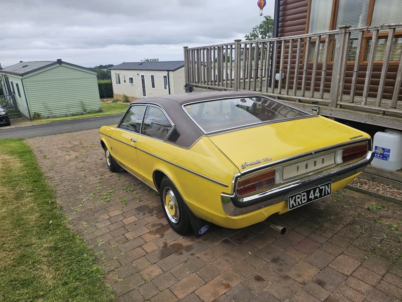 YELLOW 1975 FORD GRANADA 3.0