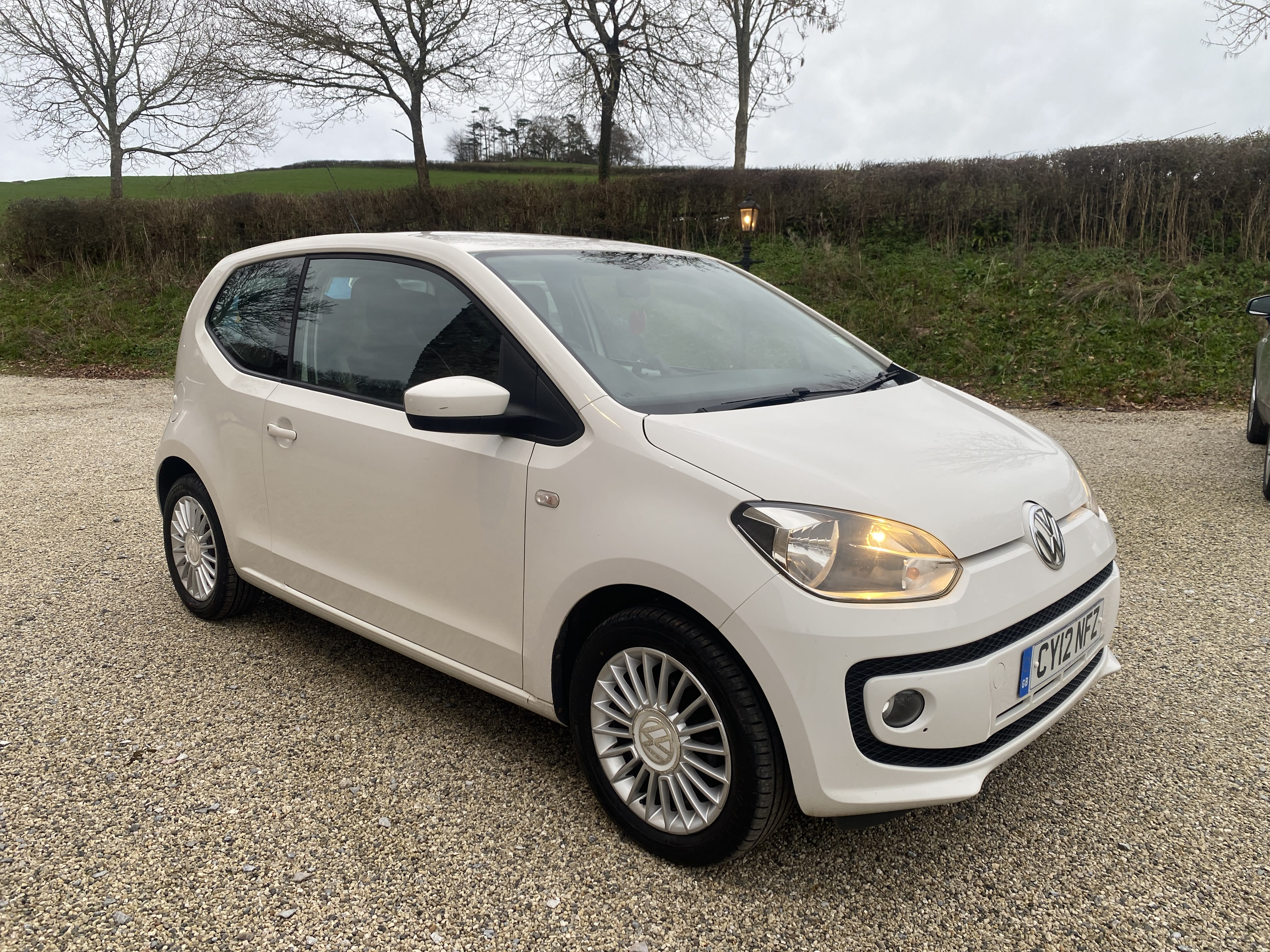 WHITE 2012 VOLKSWAGEN HIGH UP