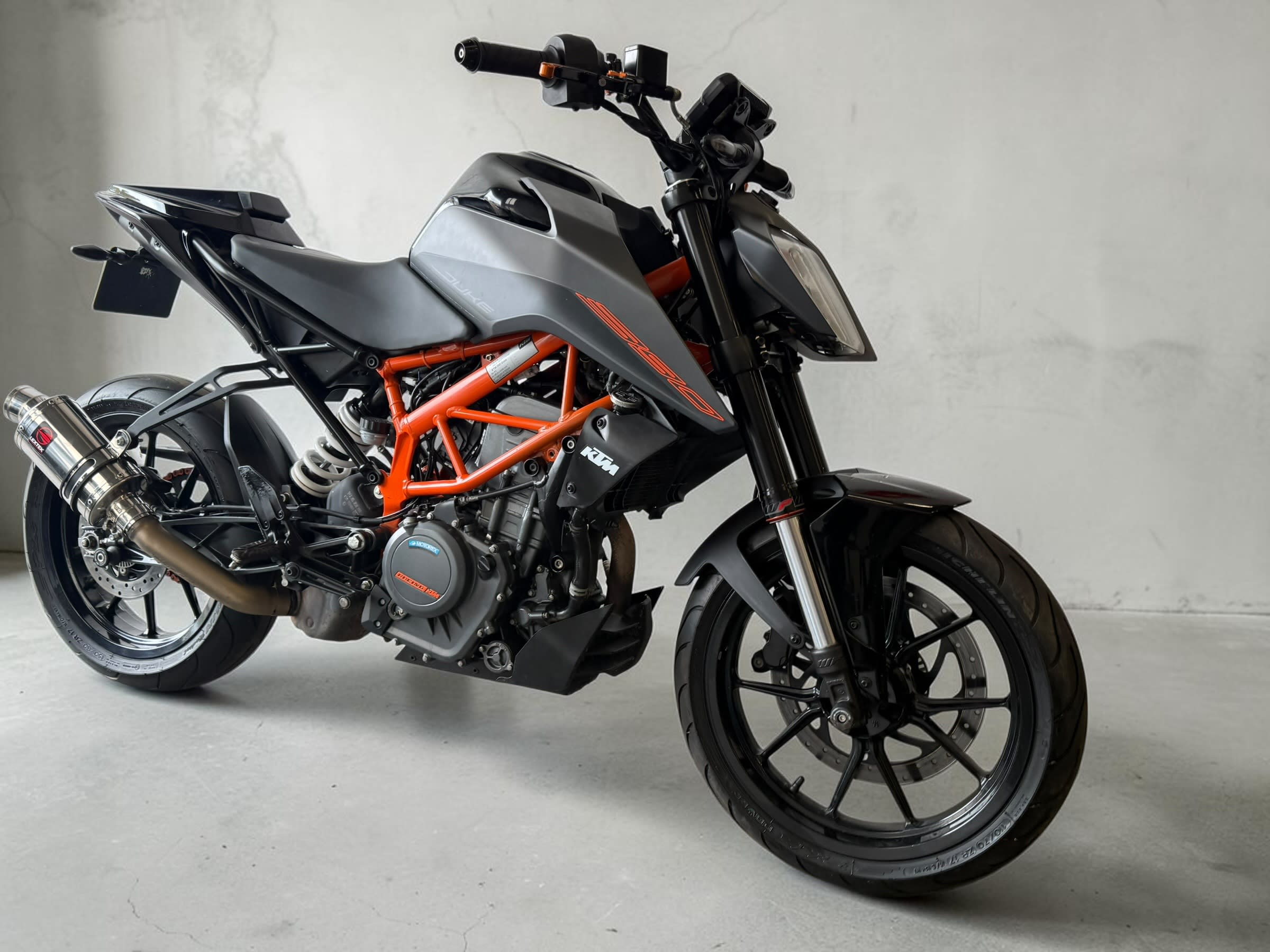 GREY 2023 KTM 390 DUKE 23