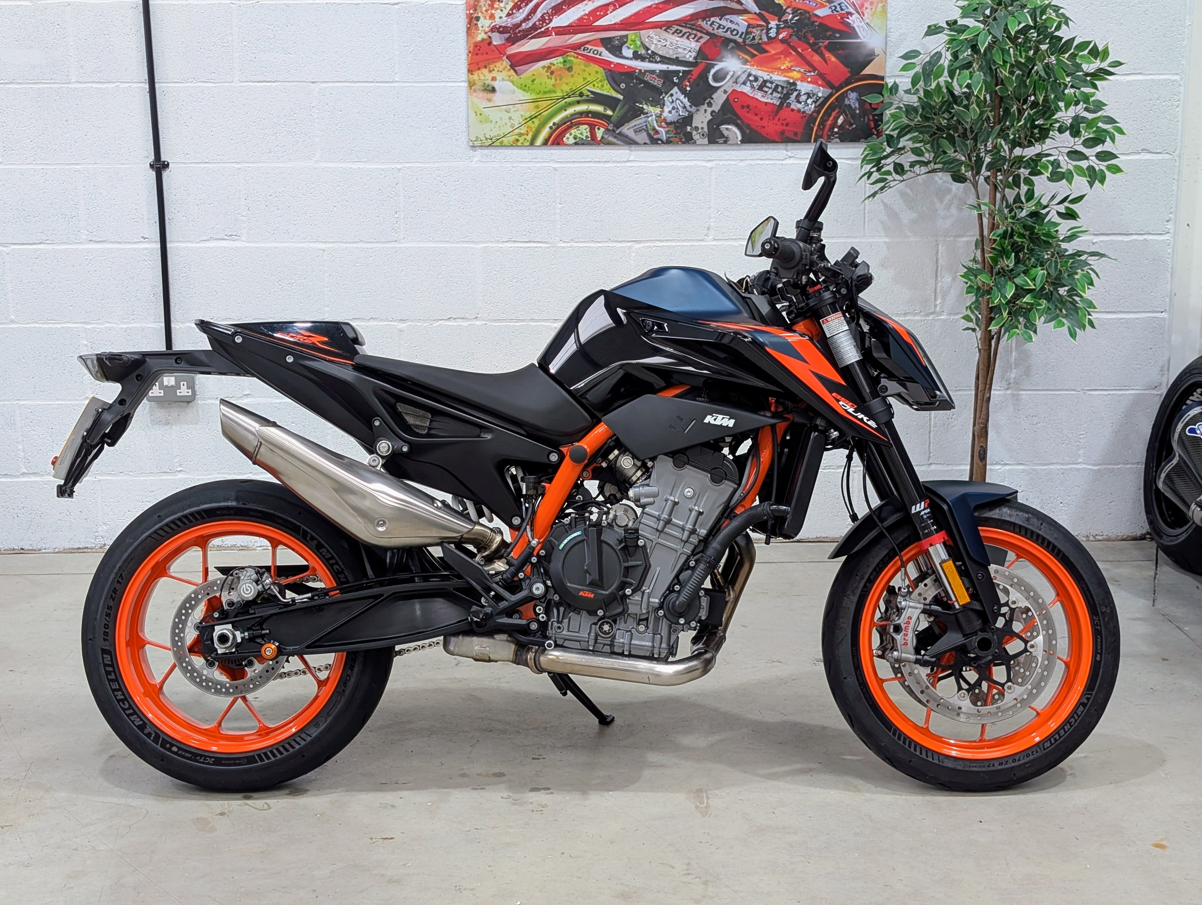 2023 Ktm 890 Duke R 23 890 R Naked Petrol Manual Euro 5 (121 Ps) used car for sale