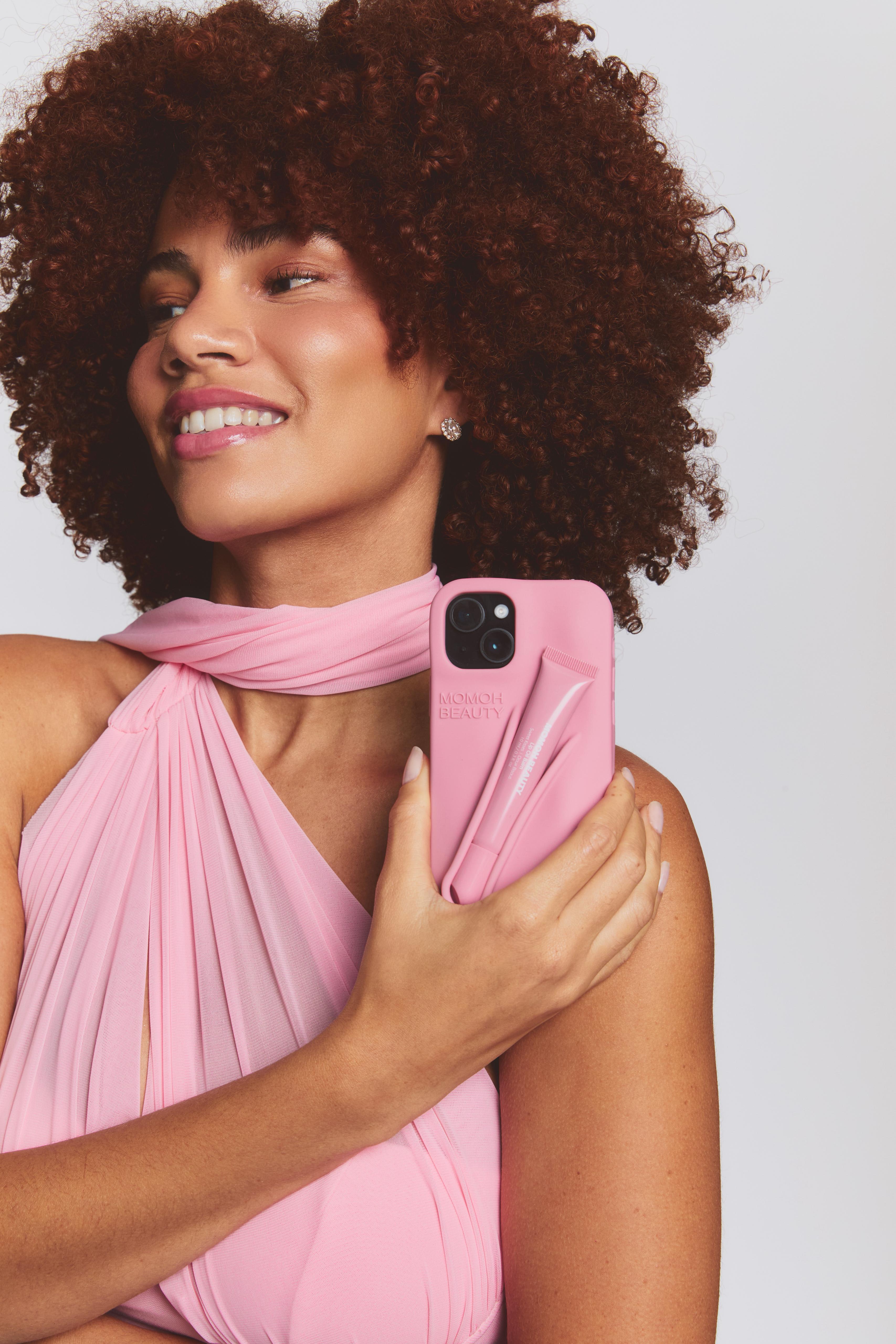 cake-me-set_modelling-case-on-shoulder-v2