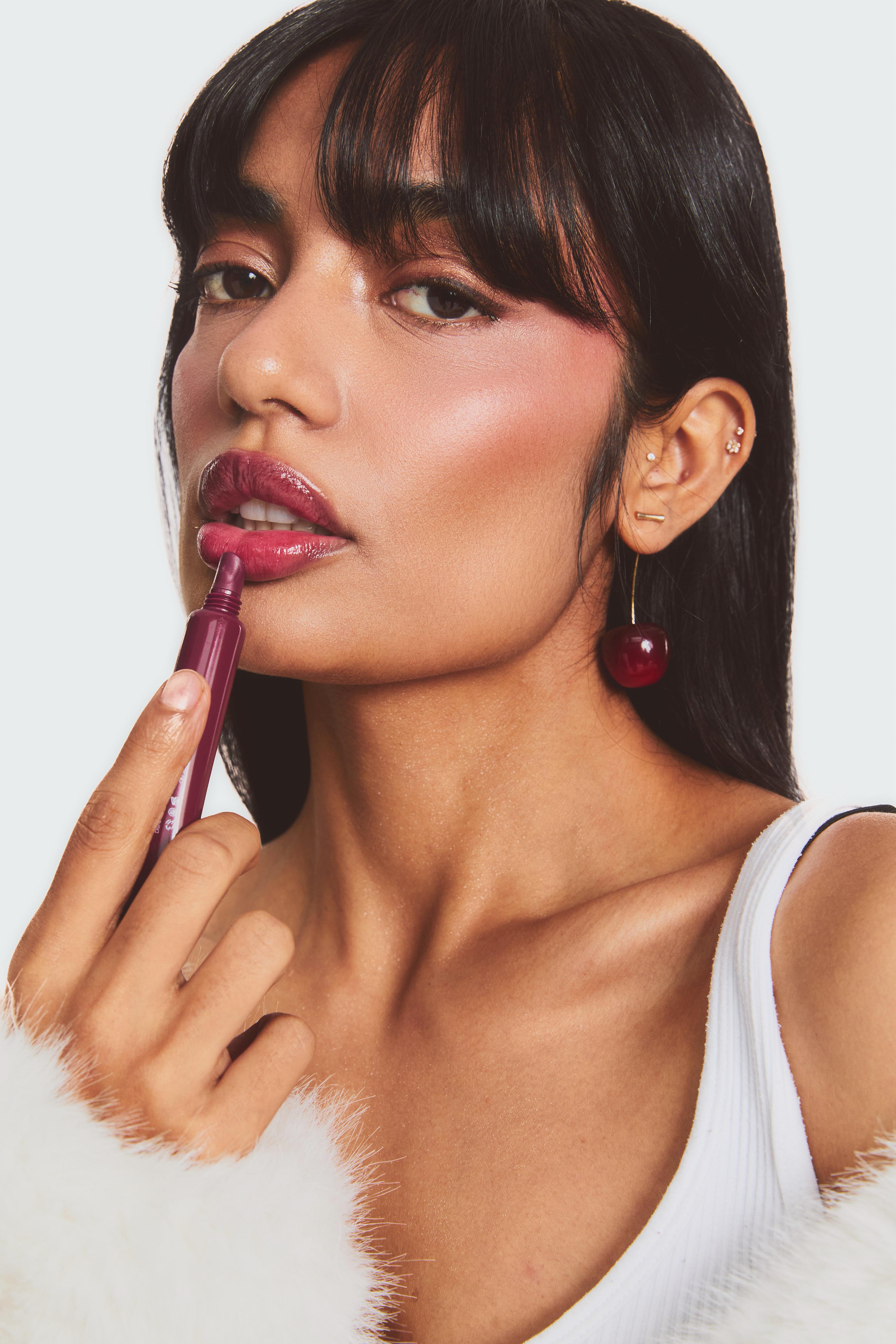 cherry-bomb-lip-oil-balm_modelling-application-fur