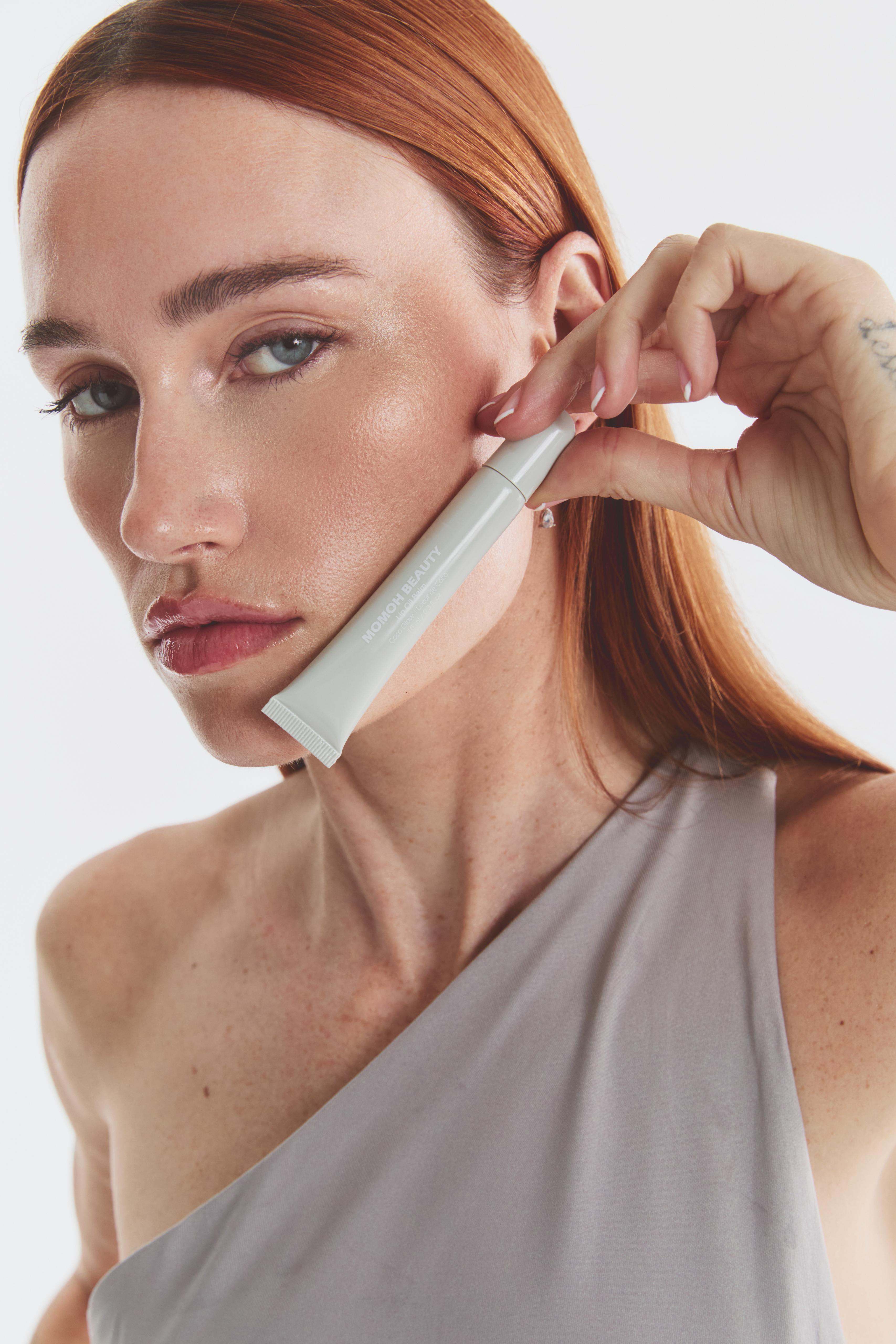 coco-glow-lip-oil-balm_modelling-hand-to-cheek