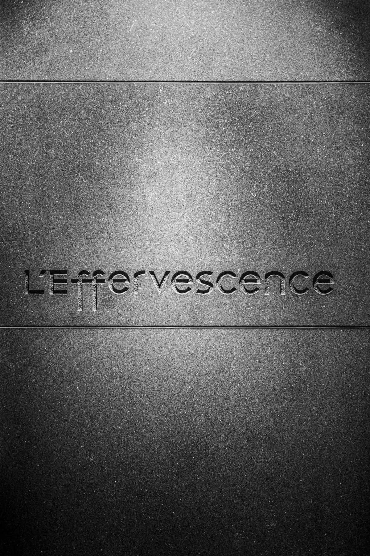 L'Effervescence, Tokyo: the engraved restaurant name and the Relais and Chateaux plaque at the entrance