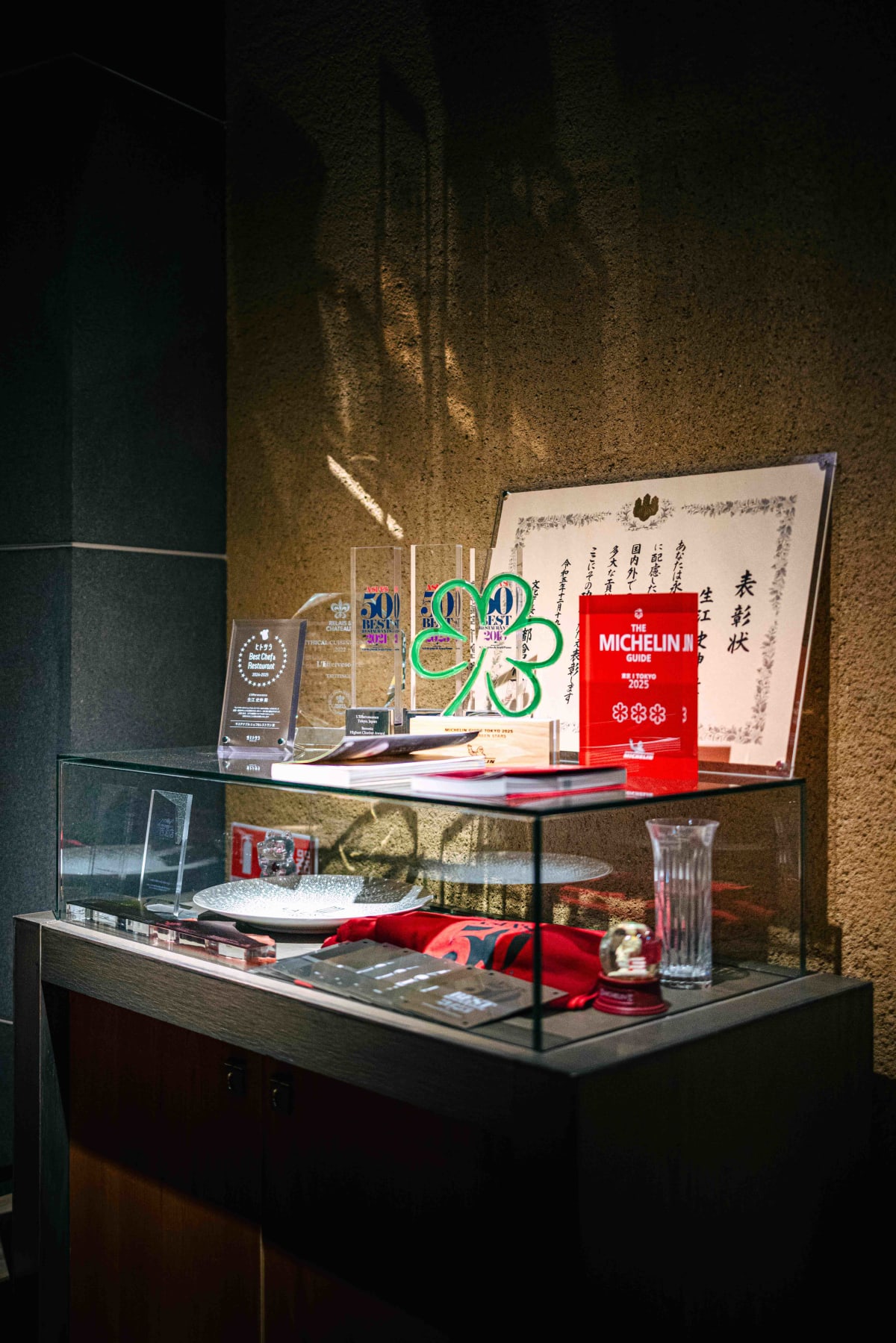 L'Effervescence, Tokyo: awards gathered in the waiting room
