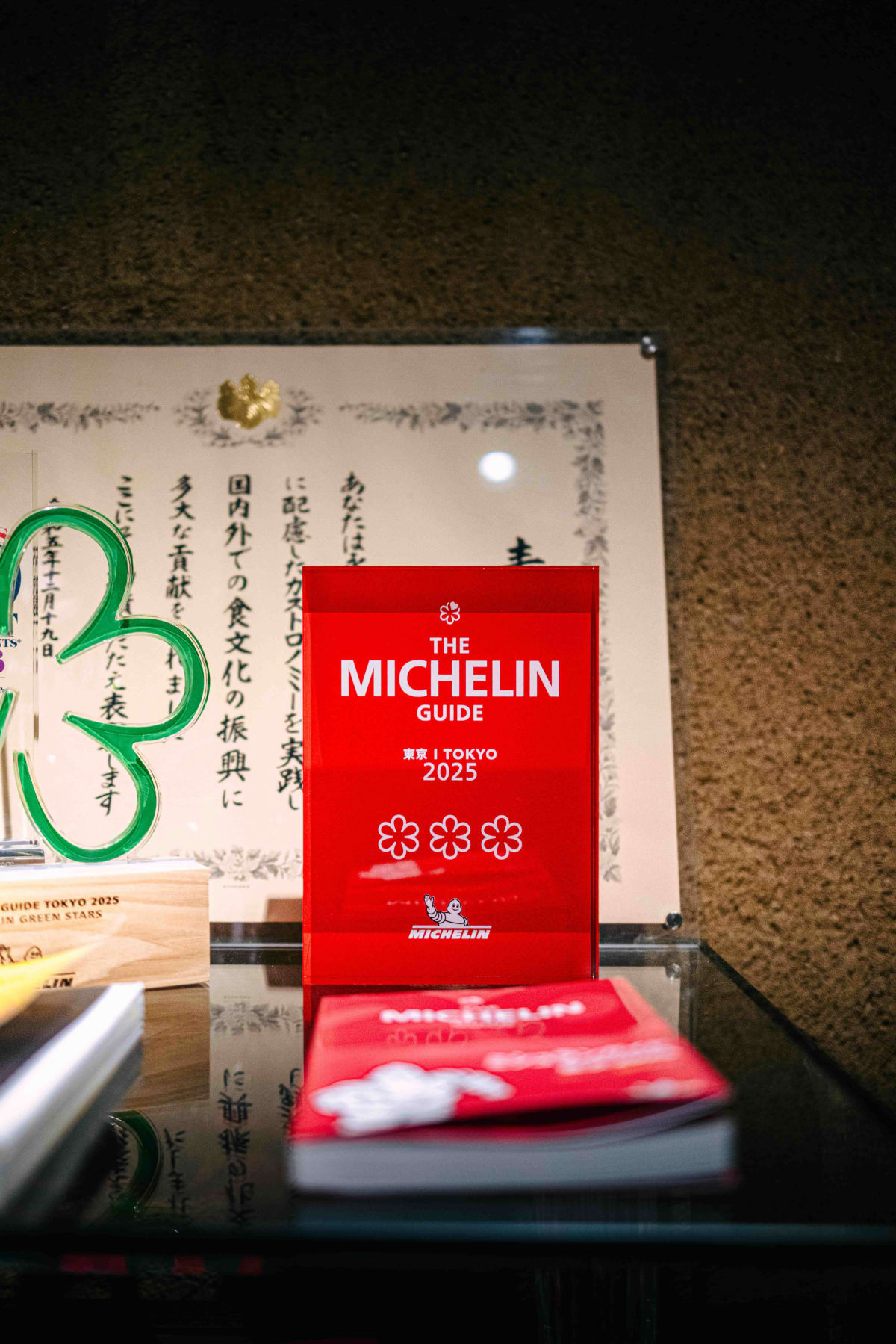 L'Effervescence, Tokyo: the Michelin three star plaque