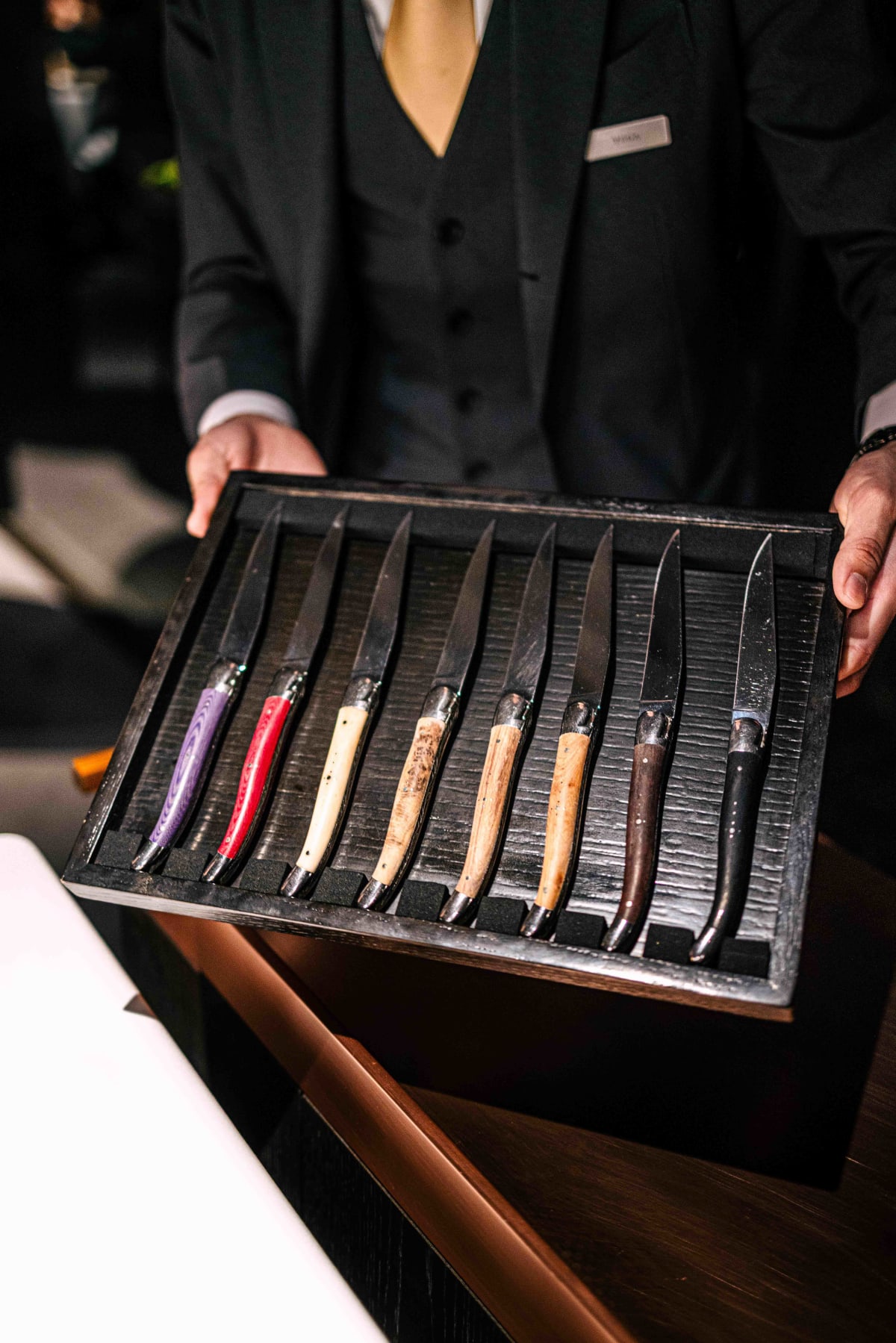 L'Effervescence, Tokyo: choosing a knife before the meal