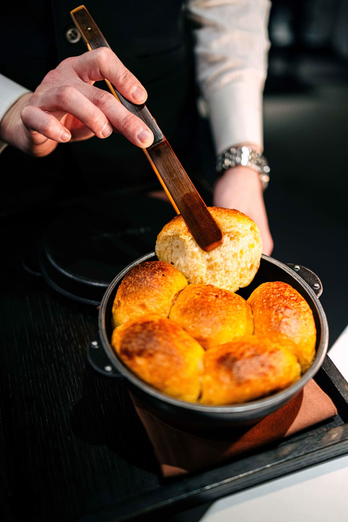 L'Effervescence, Tokyo: the bread lifted from its bowl