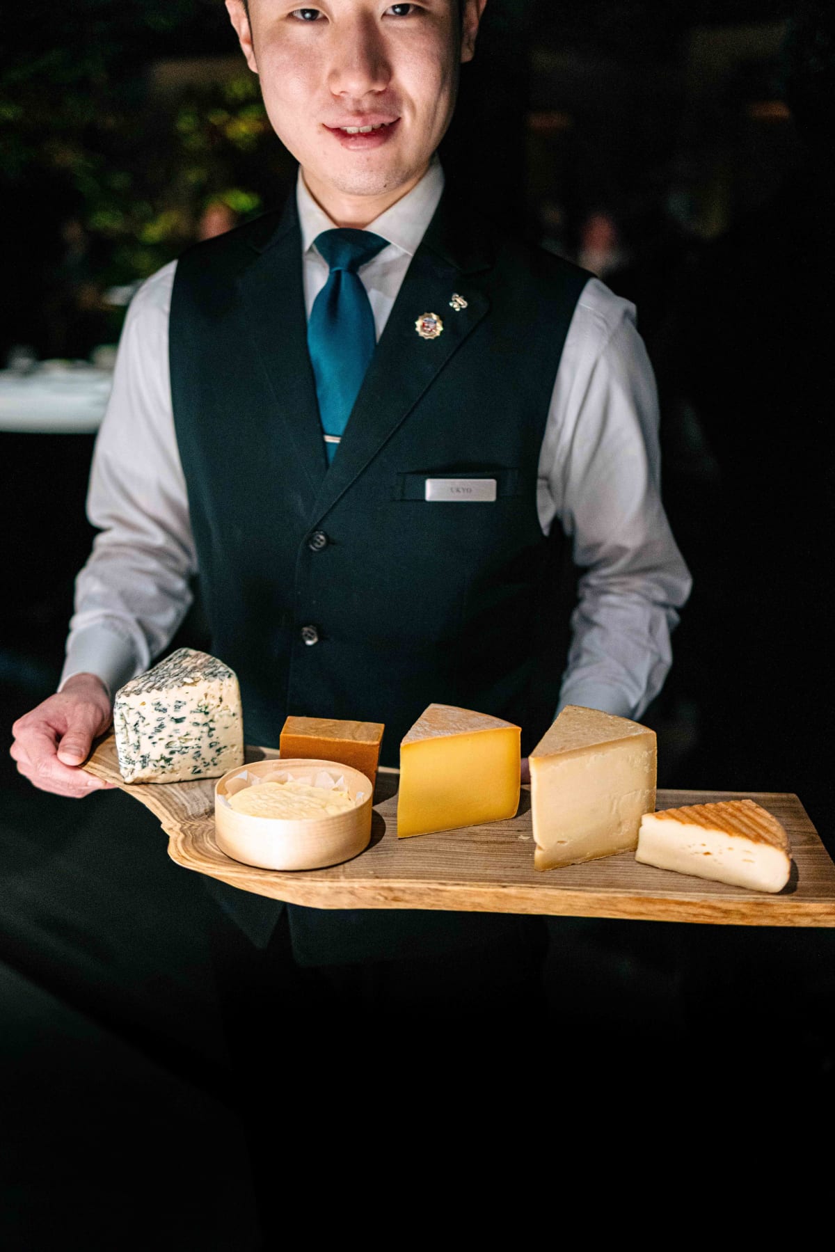 L'Effervescence, Tokyo: a server carrying the cheese platter