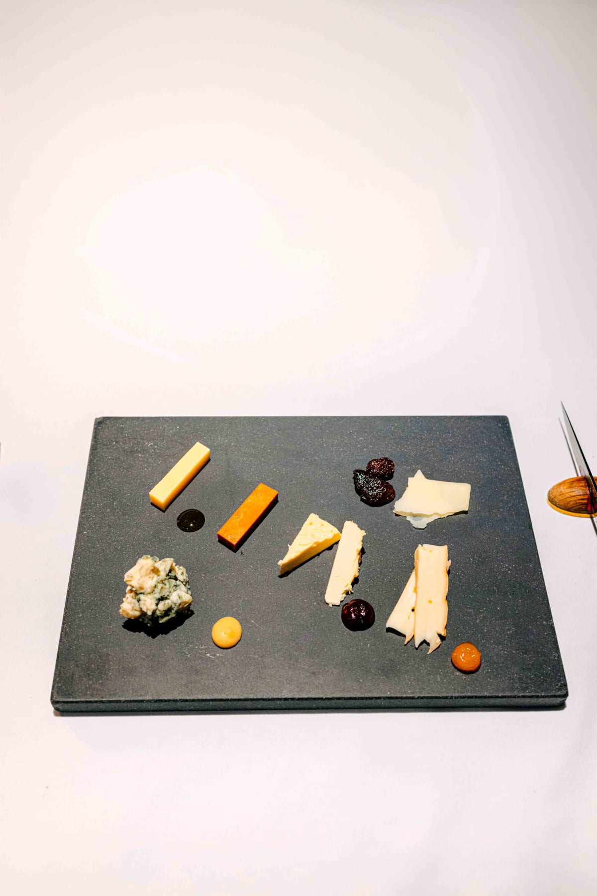 L'Effervescence, Tokyo: the cheeses portioned onto a plate