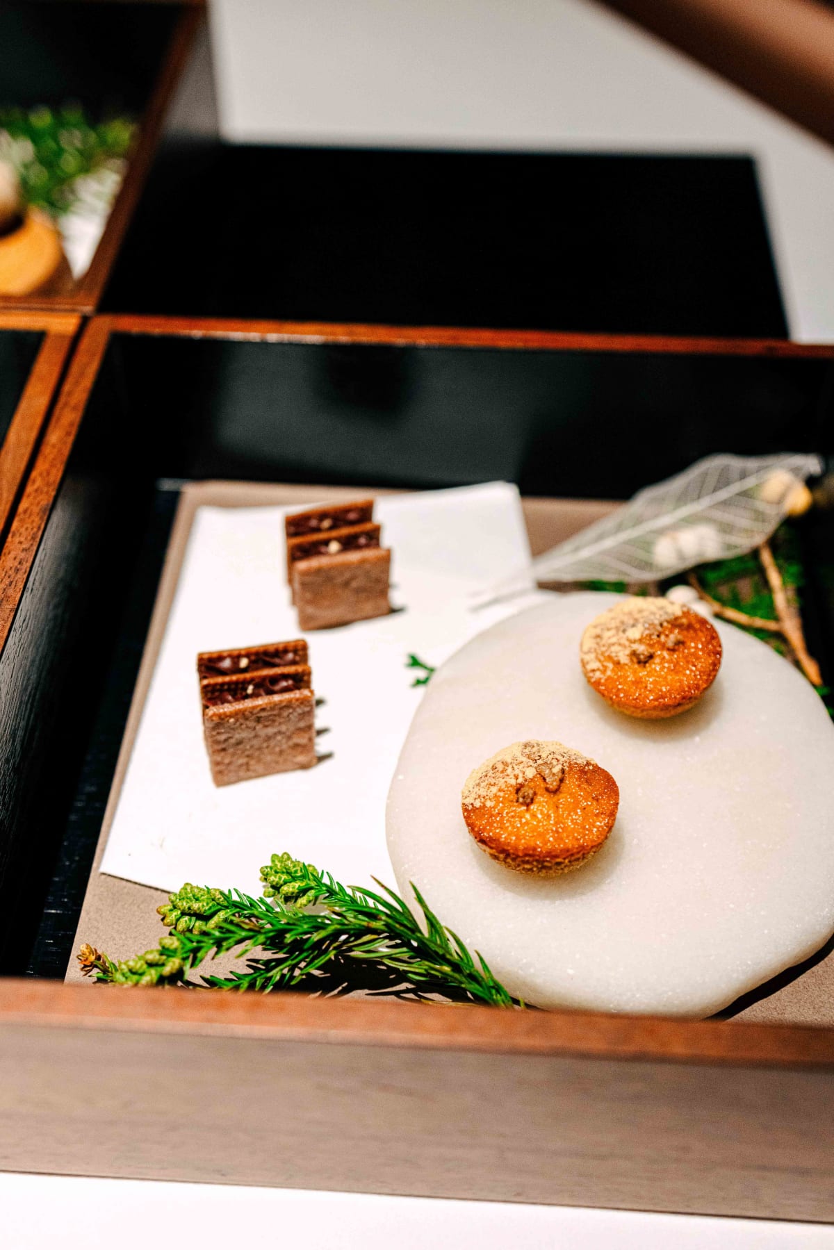 L'Effervescence, Tokyo: the petits fours in their box