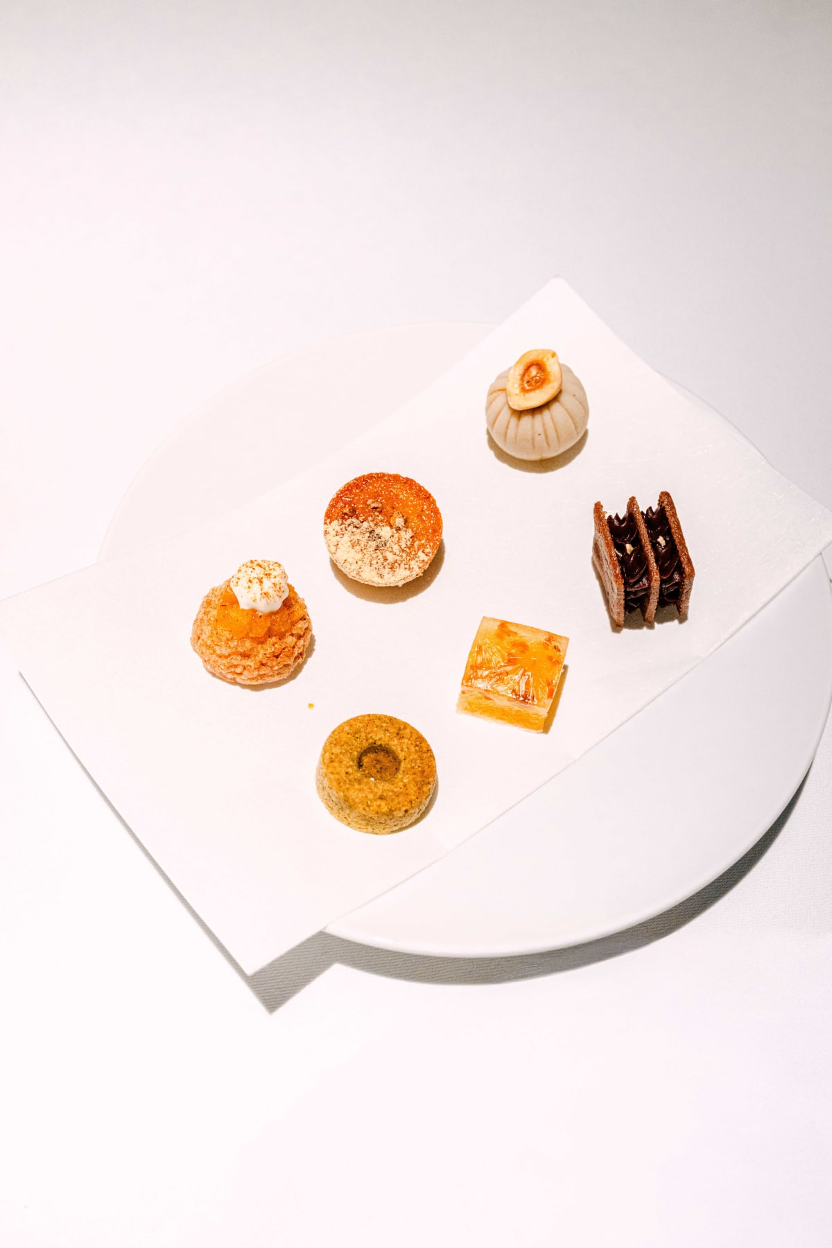 L'Effervescence, Tokyo: the petits fours arranged on a plate