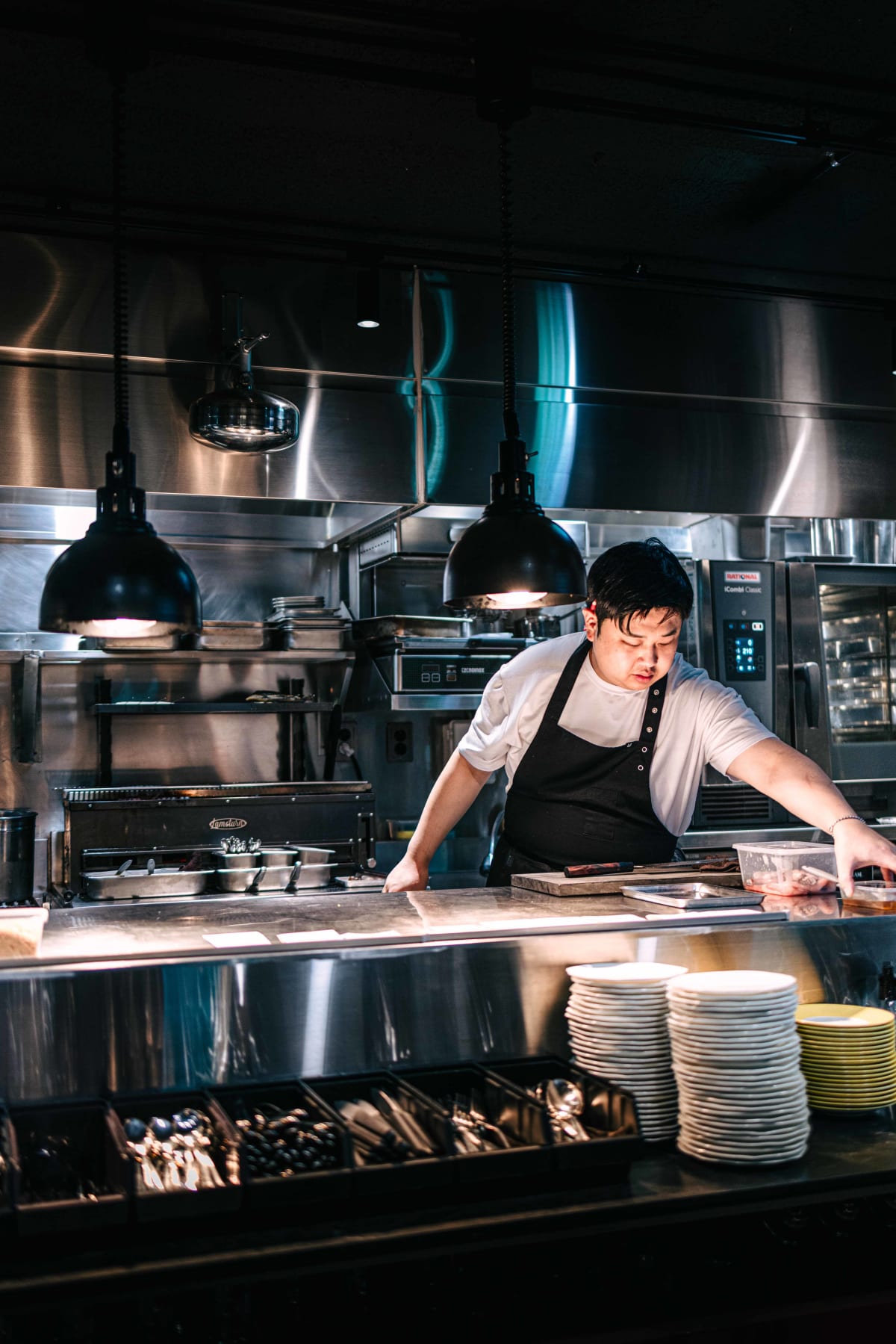 Bistronomy Notre, Seoul: the chef working at the counter as we came in