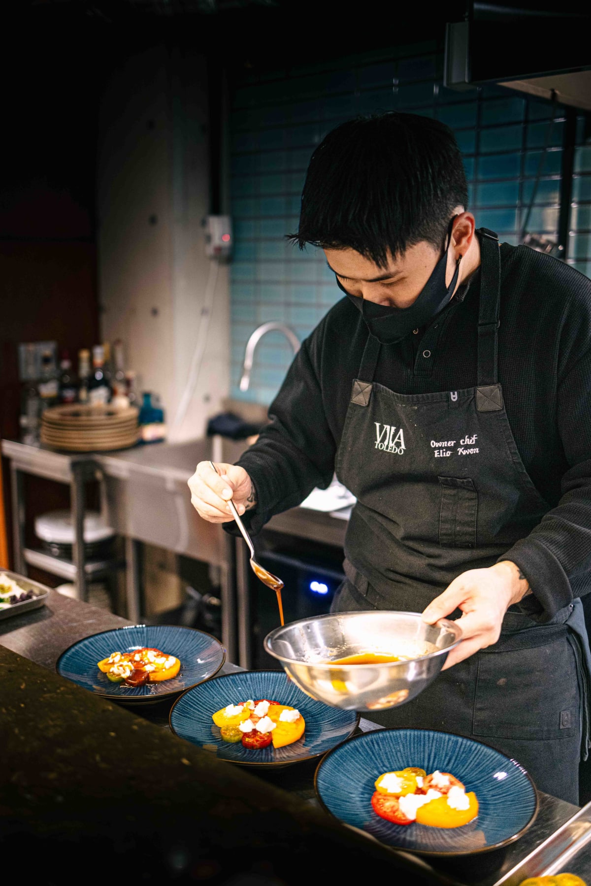 Via Toledo, Seoul: the chef finishing the tomato salad with sauce