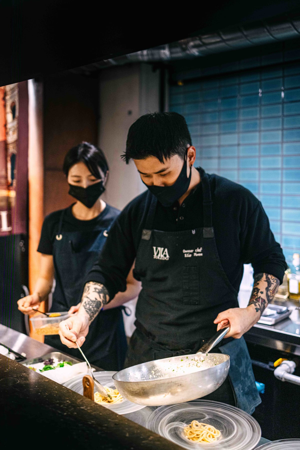 Via Toledo, Seoul: the chef finishing the vongole with the prawn and sauce
