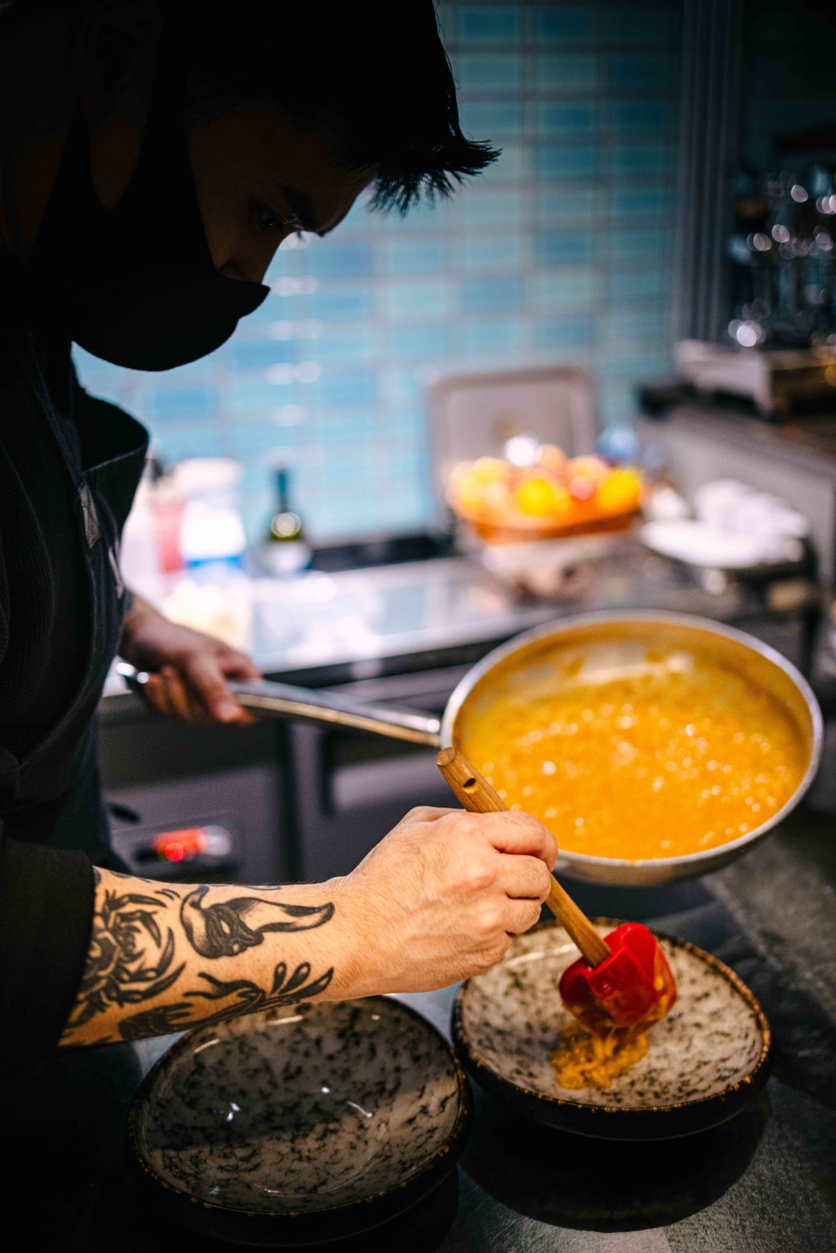 Via Toledo, Seoul: the chef finishing the risotto