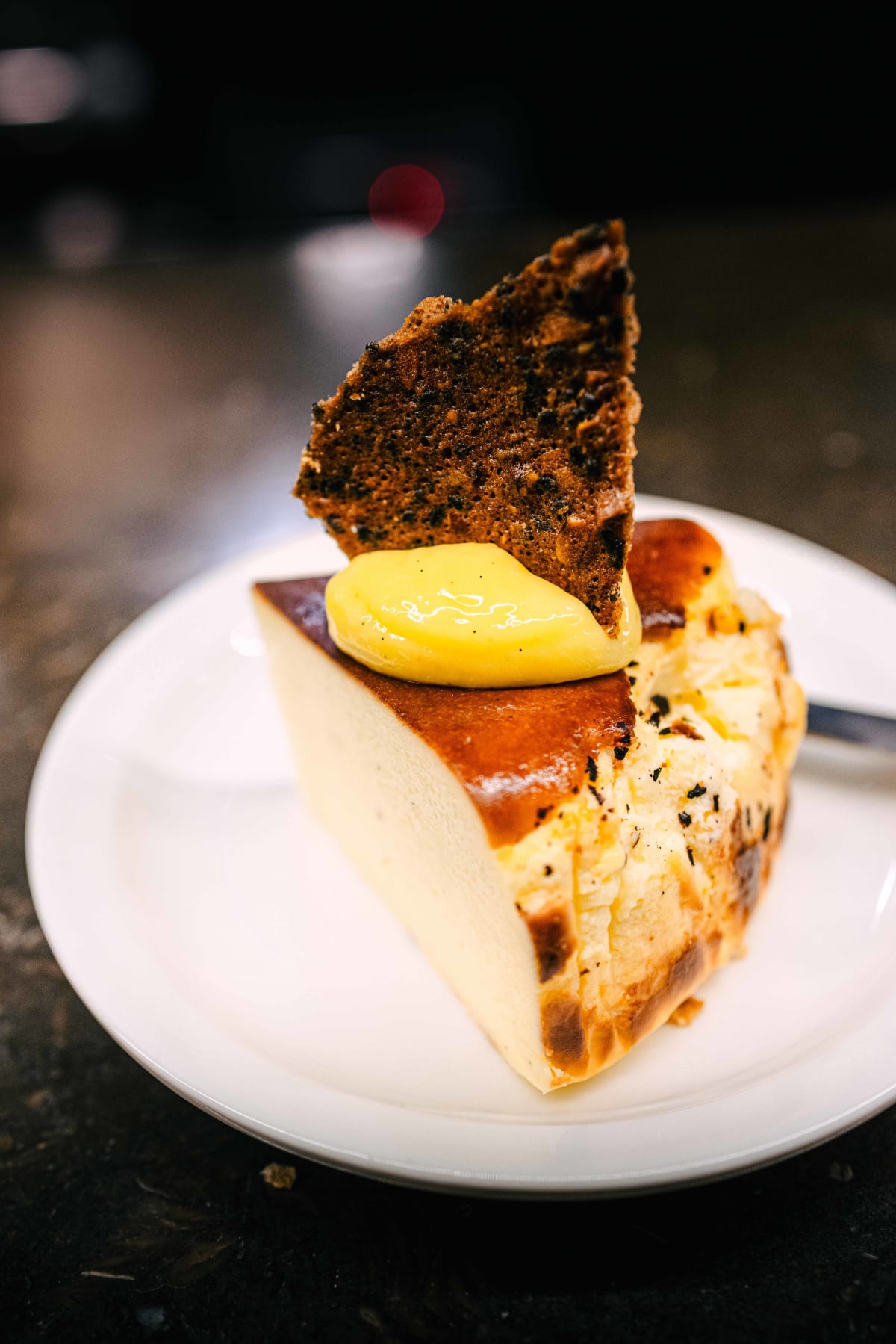 Via Toledo, Seoul: the Basque cheesecake with lemon curd