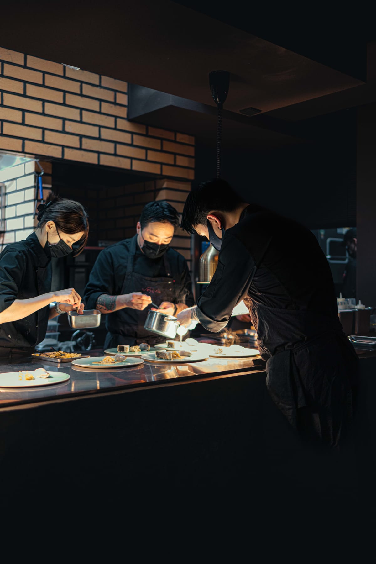 Ristorante Vesuvio, Seoul: the chef preparing the sea bass