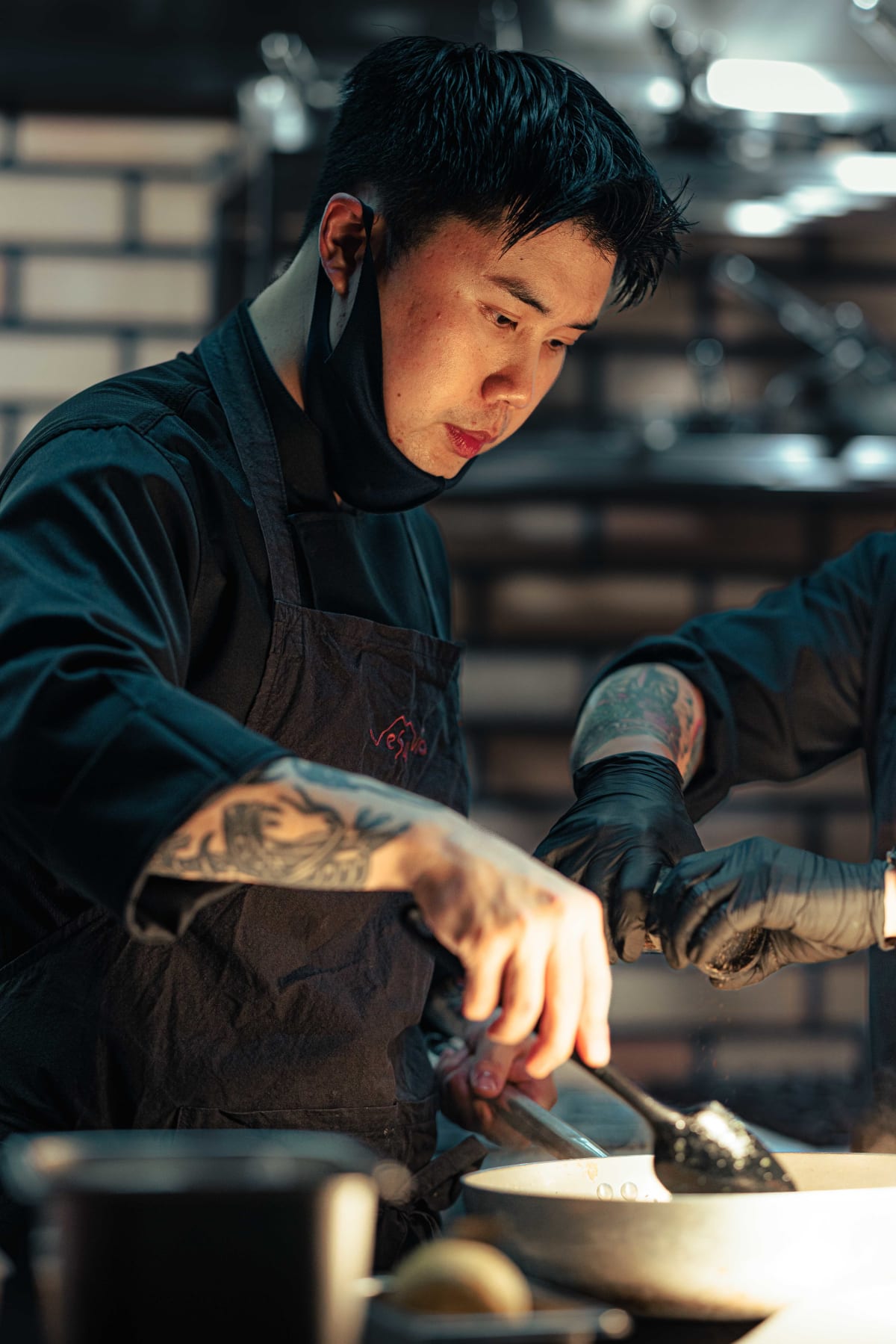 Ristorante Vesuvio, Seoul: the chef cooking the vongole in the pan