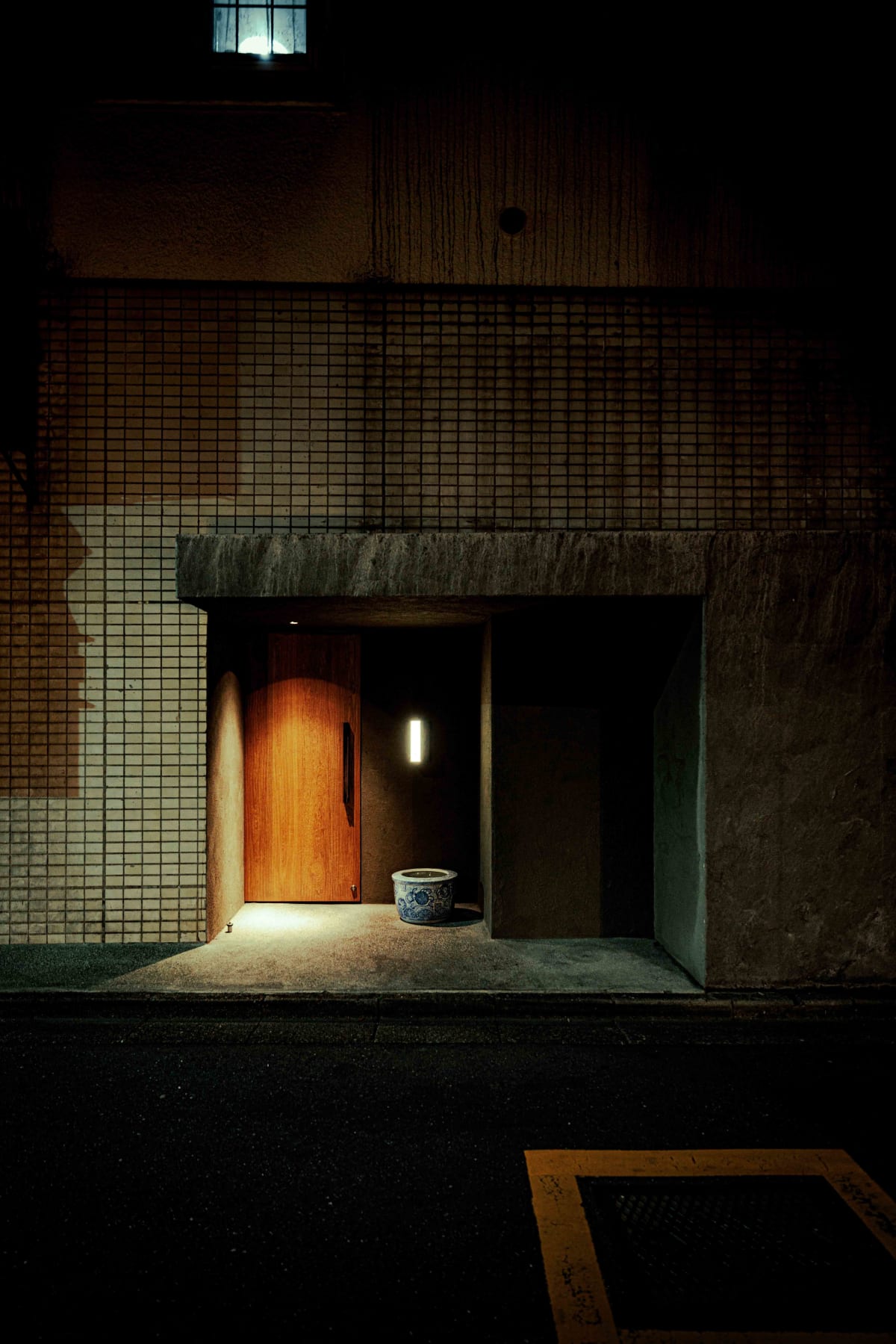 Ippei Hanten, Tokyo: the exterior of the building in a Motoazabu residential street